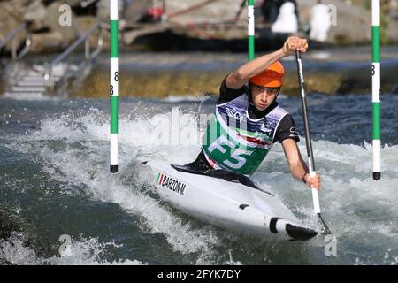 Forerunner BARZON d'Italia davanti alla canoa femminile (C1) Semifinali durante i Campionati europei di ECA sulla Dora Baltea fiume il 9 maggio 2021 i Foto Stock