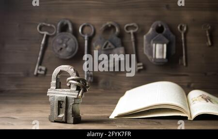 lucchetto e libro vintage Foto Stock