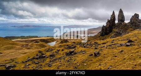 L'uomo Vecchio di Storr sull'isola di Skye sotto un cielo nuvoloso. Foto Stock