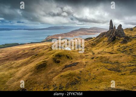 L'uomo Vecchio di Storr sull'isola di Skye sotto un cielo nuvoloso. Foto Stock