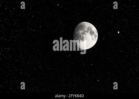 Luna gibbosa e stelle su un cielo limpido. Foto Stock