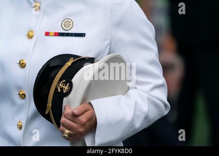 Annapolis, Stati Uniti d'America. 28 maggio 2021. Un Midshipman non identificato tiene il suo Campidoglio degli Stati Uniti durante la classe di Accademia Navale degli Stati Uniti di 2021 cerimonia di laurea e di commissioning tenuta al Navy-Marine Corps Memorial Stadium a Annapolis, Maryland venerdì 28 maggio 2021. IL Vice Presidente DEGLI STATI UNITI Kamala Harris ha consegnato la keynote address.Credit: Alex Edelman/Pool/Sipa USA Credit: Sipa USA/Alamy Live News Foto Stock