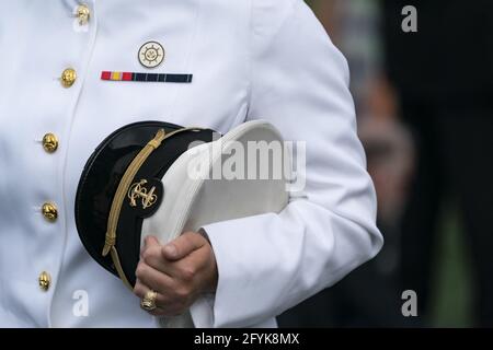 Un Midshipman non identificato tiene il suo Campidoglio degli Stati Uniti durante la classe di Accademia Navale degli Stati Uniti di 2021 cerimonia di laurea e di commissioning tenuta al Navy-Marine Corps Memorial Stadium a Annapolis, Maryland venerdì 28 maggio 2021. IL Vice Presidente DEGLI STATI UNITI Kamala Harris ha consegnato la keynote address.Credit: Alex Edelman / Pool via CNP Foto Stock