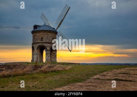 Tramonto al 17 ° secolo grado ho elencato Chesterton Mulino a vento in Warwickshire. Foto Stock