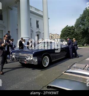 Arrivo della nuova limousine presidenziale (Lincoln-Mercury Continental convertibile con una bolla-top), costruita dalla Ford Motor Company e personalizzata da Hess & Eisenhardt. Portico Nord, Casa Bianca, Washington, D.C. Foto Stock