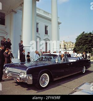 Arrivo della nuova limousine presidenziale (Lincoln-Mercury Continental convertibile con una bolla-top), costruita dalla Ford Motor Company e personalizzata da Hess & Eisenhardt. Portico Nord, Casa Bianca, Washington, D.C. Foto Stock