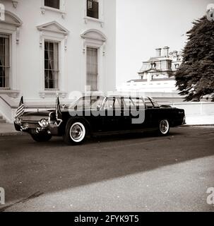 Arrivo della nuova limousine presidenziale (Lincoln-Mercury Continental convertibile con una bolla-top), costruita dalla Ford Motor Company e personalizzata da Hess & Eisenhardt. Portico Nord, Casa Bianca, Washington, D.C. Foto Stock