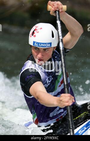 Gabriela SATKOVA della Repubblica Ceca compete nella canoa femminile (C1) semifinali durante i Campionati europei di Canoe Slalom dell'ECA La Dora Baltea Foto Stock