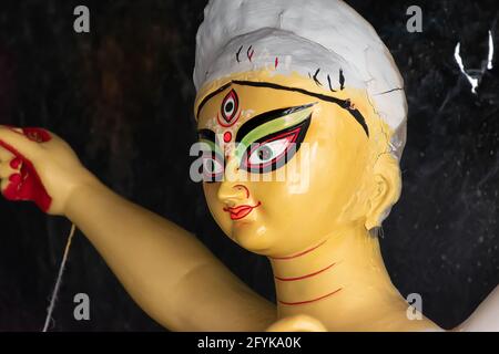 Primo piano dell'idolo di argilla della dea Devi Durga, prima della prossima Durga Puja in uno studio di vasaio a Kolkata. Foto Stock