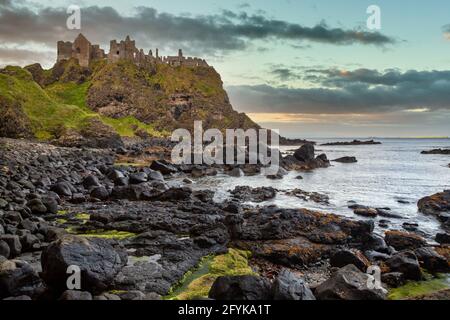 Il Dunluce Castle, nella contea di Antrim Irlanda del Nord. Il castello medievale è presentato come il Castello Grayjoy nel gioco di troni. Foto Stock