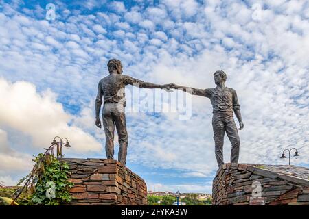 La scultura "Hands Across the divide" a Derry, Irlanda del Nord. La statua fu creata da Maurice Harron, e eretta nel 1992. Foto Stock