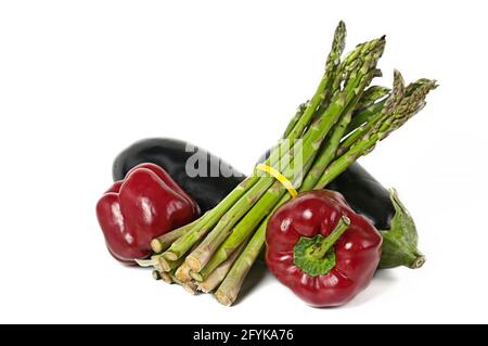 Peperoni rossi, melanzane e asparagi appena raccolti nel giardino della Spagna. Foto Stock