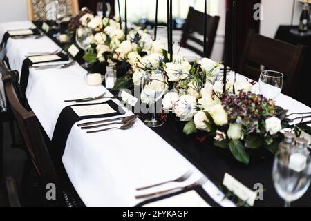 Ambienti personali per cene sociali in bianco e nero, forchette, cucchiai, coltelli e menu Foto Stock