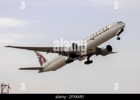 Qatar Airways Boeing 777-3DZ-ER (REG: A7-BEF) partenza pista 13 di ritorno a Doha. Foto Stock