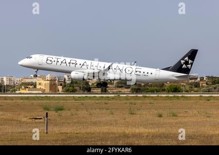 Star Alliance (Air Dolomiti) Embraer 195LR (ERJ-190-200LR)(REG: I-ADJV) effettua un volo Lufthansa da Monaco. Foto Stock