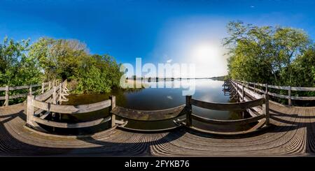 Visualizzazione panoramica a 360 gradi di Panorama sferico senza giunture a 360 gradi di Filby Broad, parte della Trinity Broads, nel Parco Nazionale Norfolk Broads. Questa immagine wa