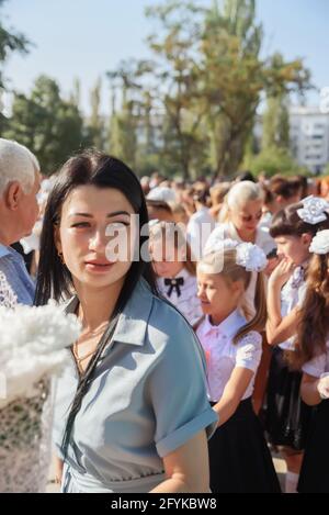 Kerch Russia - 1 settembre 2020 - i bambini vanno a scuola, prima campana, bambini in uniformi scolastiche, insegnanti e genitori sullo sfondo vicino al sc Foto Stock