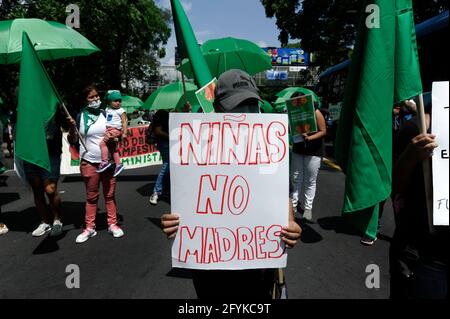 San Salvador, El Salvador. 28 maggio 2021. Le donne Salvadorane sono scese in piazza per protestare durante la Giornata internazionale d'azione per la salute delle donne, mentre il Congresso ha inviato ad archiviare le leggi che avrebbero giovato alle donne e alle donne transgender, nonché a cercare che il Congresso condannasse e agisca contro le femminicidi. Credit: Camilo Freedman/ZUMA Wire/Alamy Live News Foto Stock