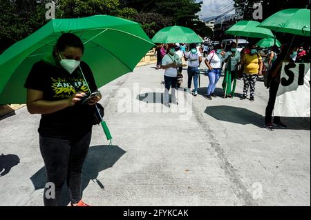 San Salvador, El Salvador. 28 maggio 2021. Le donne Salvadorane sono scese in piazza per protestare durante la Giornata internazionale d'azione per la salute delle donne, mentre il Congresso ha inviato ad archiviare le leggi che avrebbero giovato alle donne e alle donne transgender, nonché a cercare che il Congresso condannasse e agisca contro le femminicidi. Credit: Camilo Freedman/ZUMA Wire/Alamy Live News Foto Stock