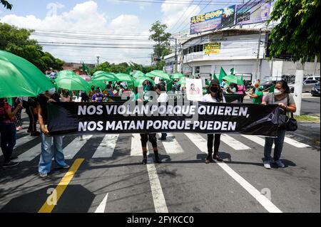 San Salvador, El Salvador. 28 maggio 2021. Le donne Salvadorane sono scese in piazza per protestare durante la Giornata internazionale d'azione per la salute delle donne, mentre il Congresso ha inviato ad archiviare le leggi che avrebbero giovato alle donne e alle donne transgender, nonché a cercare che il Congresso condannasse e agisca contro le femminicidi. Credit: Camilo Freedman/ZUMA Wire/Alamy Live News Foto Stock