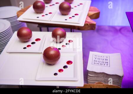 Palline da dessert al cioccolato bianco di Marshmallow. Concetto di Moon shot Foto Stock