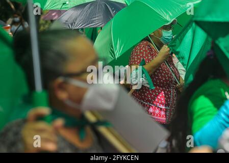 San Salvador, El Salvador. 28 maggio 2021. Le donne Salvadorane sono scese in piazza per protestare durante la Giornata internazionale d'azione per la salute delle donne, mentre il Congresso ha inviato ad archiviare le leggi che avrebbero giovato alle donne e alle donne transgender, nonché a cercare che il Congresso condannasse e agisca contro le femminicidi. Credit: Camilo Freedman/ZUMA Wire/Alamy Live News Foto Stock