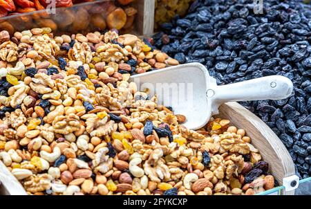 Vari dadi e frutta secca sono venduti sul mercato Foto Stock