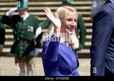 Karin Baumueller-Soeder, moglie del primo ministro bavarese Markus Soeder sulla strada per dare il benvenuto al principe Carlo e Camilla a Monaco di Baviera Foto Stock