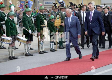 Il principe Carlo e la Baviera´s primo ministro Markus Soeder camminano lungo il tappeto rosso e ispezionano una guardia d'onore, Max-Joseph-Platz, Monaco, Baviera Foto Stock