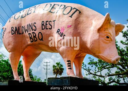 Una statua di maiale rosa pubblicizza il barbecue in stile Carolina al distributore di benzina Foley Depot, 27 maggio 2021, a Foley, Alabama. Foto Stock