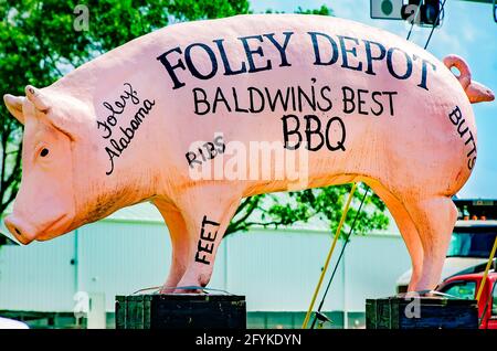 Una statua di maiale rosa pubblicizza il barbecue in stile Carolina al distributore di benzina Foley Depot, 27 maggio 2021, a Foley, Alabama. Foto Stock