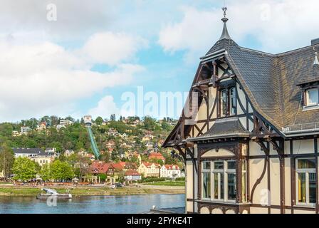 Schillergarten a Dresda Blasewitz, Sassonia, Germania, con la ferrovia a sospensione di Loschwitz sullo sfondo Foto Stock