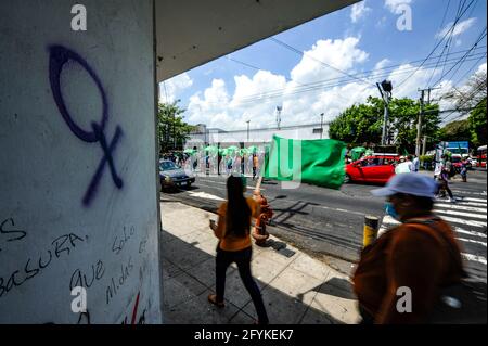 San Salvador, El Salvador. 28 maggio 2021. Un simbolo di venere visto dipinto su un muro mentre le donne marciano attraverso una strada durante la manifestazione.le donne e i movimenti femministi Salvadoran hanno marciato verso il Congresso nella Giornata Internazionale d'azione per la Salute delle Donne protestando contro un aumento di femminicidi, Donne scomparse e l'archiviazione delle leggi che andrebbero a beneficio delle donne e della comunità LGBT. (Foto di Camilo Freedman/SOPA Images/Sipa USA) Credit: Sipa USA/Alamy Live News Foto Stock