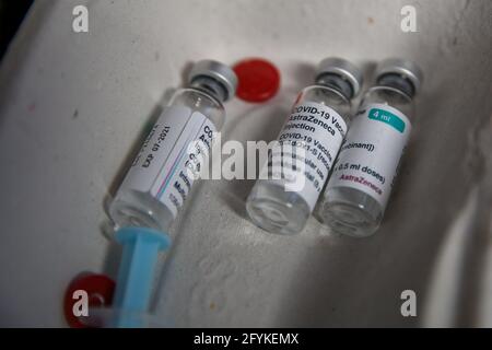 Londra, Regno Unito. 23 maggio 2021. Flaconcini contenenti il vaccino Oxford/AstraZeneca Covid-19 osservati in un centro di vaccinazione di Londra. Credit: Dinendra Haria/SOPA Images/ZUMA Wire/Alamy Live News Foto Stock