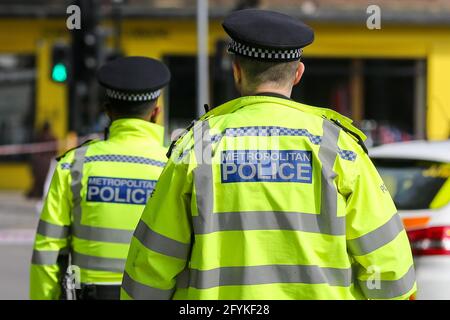 Londra, Regno Unito. 28 maggio 2021. Ufficiali di polizia visti su una strada a Londra. (Foto di Dinendra Haria/SOPA Images/Sipa USA) Credit: Sipa USA/Alamy Live News Foto Stock
