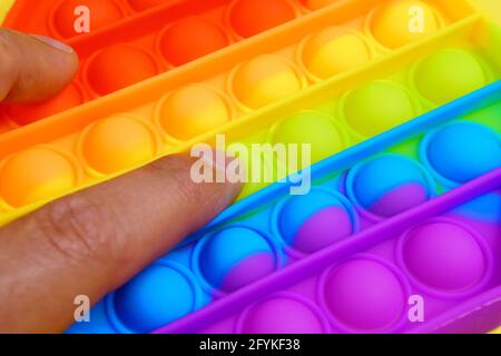 Rainbow anti stress giocattolo fidget push silicone giocattolo antistress pop it. Sfondo multicolore Foto Stock