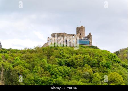 Bernkastel-Kues. Bellissima città storica sulla romantica Mosella, fiume Mosella. Vista sulla città con un castello Burgruine Landshut su una collina. Renania-Palatinat Foto Stock