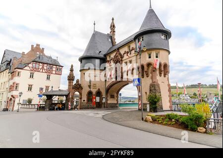 8. Mai 2021: Porta della città a Traben-Trarbach am Mosel. Bella città storica sul loop del romantico fiume Mosella. Renania-Palatinato, Germania, BE Foto Stock