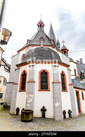 Bernkastel-Kues. Bellissima città storica sulla romantica Mosella, fiume Mosella. Chiesa di San Michele. Renania-Palatinato, Germania, tra Treviri e Kobl Foto Stock