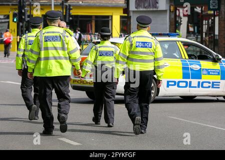 Londra, Regno Unito. 28 maggio 2021. Ufficiali di polizia visti su una strada a Londra. Credit: Dinendra Haria/SOPA Images/ZUMA Wire/Alamy Live News Foto Stock