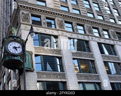 Chicago, USA - decorati dettagli neoclassici sulla facciata di 35 East Wacker Drive, tipico degli edifici degli uffici di Chicago nel 19 Foto Stock