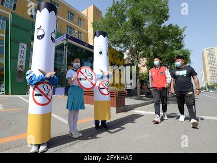 Hanan, Cina. 28 maggio 2021. La scuola elementare di Chunguang nel distretto di Congtai, Hanan City, nella provincia di Hebei, ha lanciato l'attività tematica "essere una giovane guardia contro la cessazione del fumo", invitando le persone a stare lontano dal tabacco e a promuovere uno stile di vita sano attraverso maschere di cartello non fumatori, giornali scritti a mano non fumatori, E non-fumatori performance art. Per creare un ambiente di crescita senza fumo per i bambini ad accogliere l'arrivo di ''World No Tobacco Day'' il 31 maggio. Credit: SIPA Asia/ZUMA Wire/Alamy Live News Foto Stock