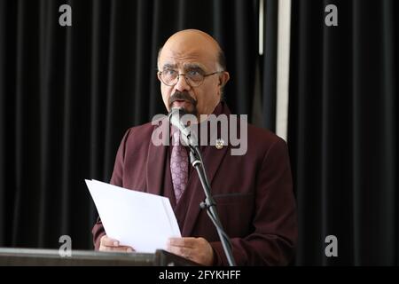 Los Angeles, California, Stati Uniti. 26 Maggio 2021. IKE Khamisani, Presidente dell'Associazione delle Nazioni Unite degli Stati Uniti (una-USA), Inland Empire, ha tenuto un discorso all'Inextrricably Linked - The Art of Jiannan Huang Vernissage, un evento privato di visualizzazione per l'artista Jiannan Huang, uno degli artisti di maggior successo al mondo, presso il Beverly Hilton Hotel di Beverly Hills, California. L'evento è stato ospitato dalla Los Angeles Beverly Arts (LABA). Credito: Sheri Determan Foto Stock