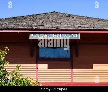 CLE Elum, WA, USA - 27 maggio 2021; segnale della stazione ferroviaria per la città di Cle Elum sul deposito nel National Historic District Foto Stock