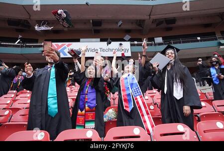 St. Louis, Stati Uniti. 28 maggio 2021. Laureando seniors rom Gateway STEM High School gettare i loro tappi in aria dopo le cerimonie di inizio per sei scuole superiori di St. Louis al Busch Stadium a St. Louis venerdì 28 maggio 2021. Oltre 600 anziani hanno partecipato alle cerimonie di laurea. Photo by Bill Greenblatt/UPI Credit: UPI/Alamy Live News Foto Stock