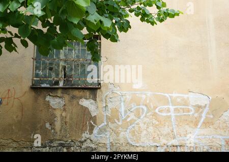 POZNAN, POLONIA - 16 giugno 2013: Finestra danneggiata su un vecchio muro Foto Stock