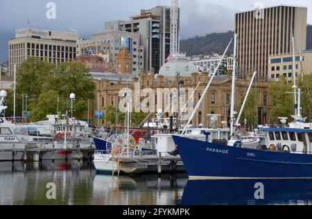 Lungomare di Hobart con edifici del CBD sullo sfondo e barche e yacht sul porto in primo piano Foto Stock
