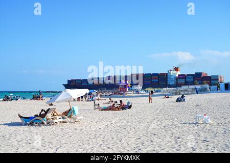 MIAMI BEACH, FL -23 Apr 2021- Vista di una nave del contenitore del carico di Hapag Lloyd dalla spiaggia in South Beach (SoBe) in Florida sull'Oceano Atlantico Foto Stock