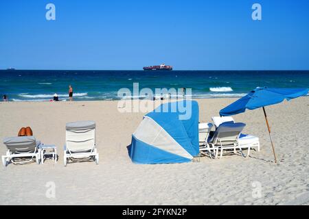 MIAMI BEACH, FL -23 Apr 2021- Vista di una nave del contenitore del carico di Hapag Lloyd dalla spiaggia in South Beach (SoBe) in Florida sull'Oceano Atlantico Foto Stock