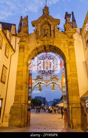 BRAGA, PORTOGALLO - 15 OTTOBRE 2017: Arco della porta Nuova Arco da porta Nova a Braga, Portogallo Foto Stock